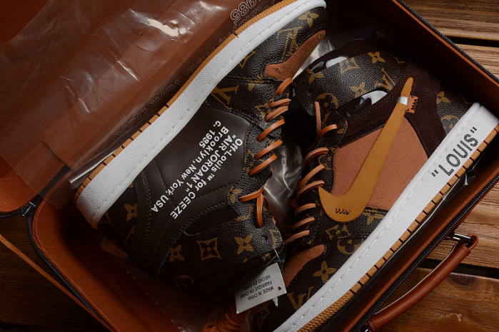 AIR JORDAN 1  AQ0818-158 (WITH CASE)